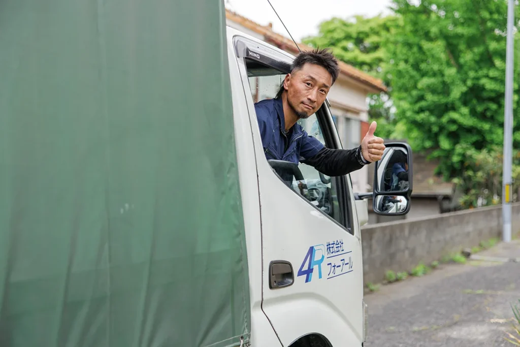 トラックを運転するドライバー